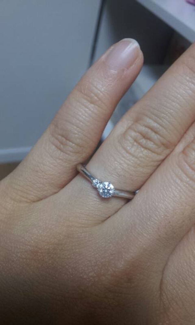 婚約指輪のみの写真です