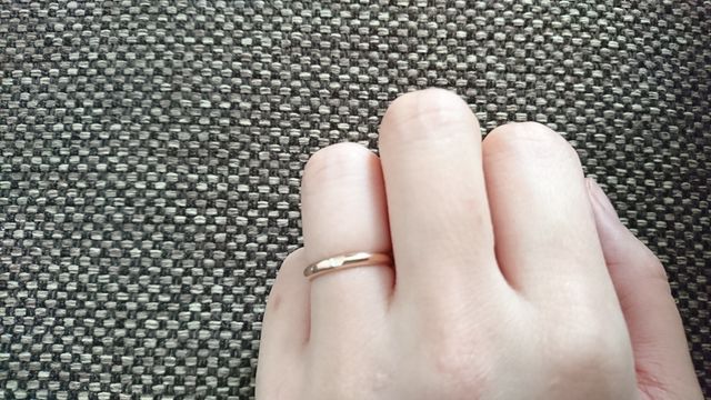 ピンクゴールドです。ダイヤが１つついています。