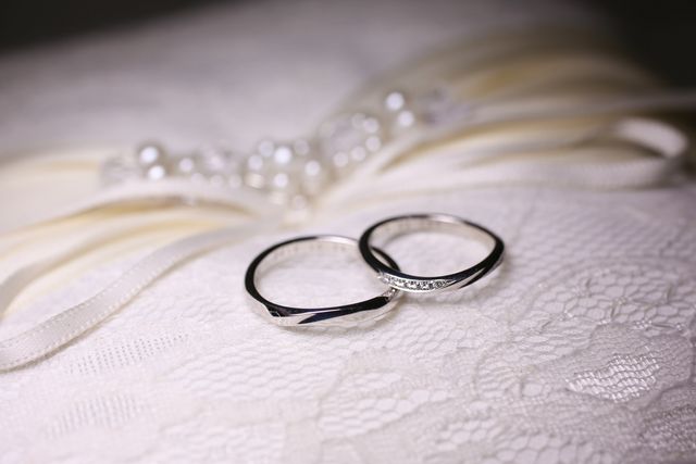 結婚式のリングピローと撮ってもらいました