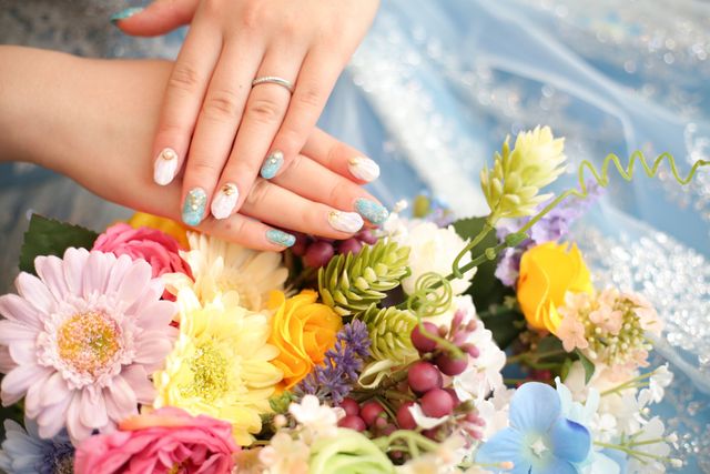 指になじみやすい斜め型の指輪を選びました。