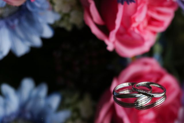 男性用は正面がつや消し、女性用は正面にダイヤがついている。