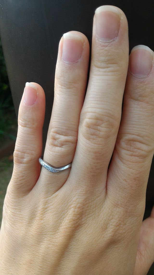 角度によってダイヤの見え方が変わるねじれたデザイン