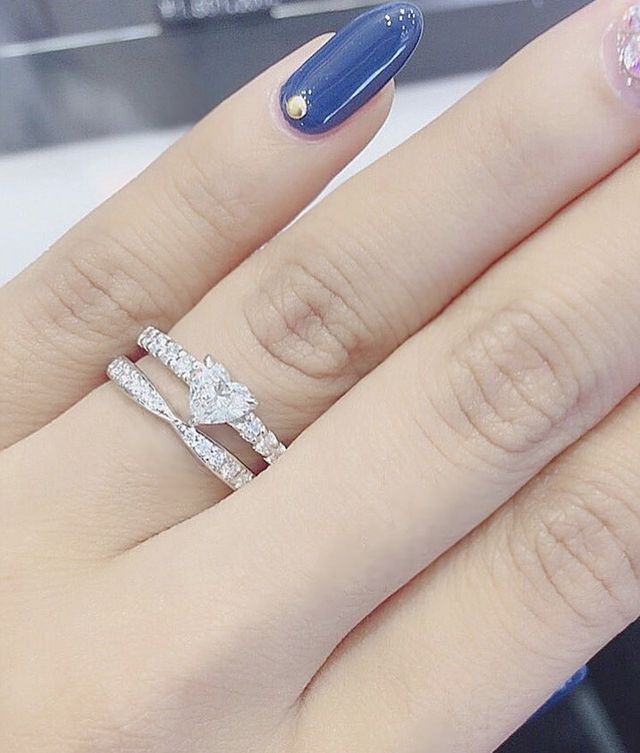 ダイヤが引き詰められてワンポイントで存在感を出せます