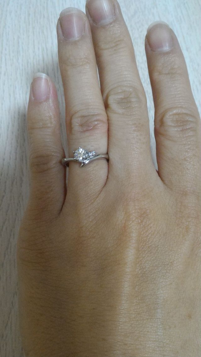 大粒のダイヤと細かいダイヤがバランス良く施されたデザイン