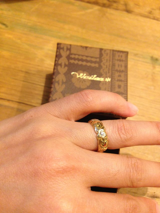 波とプルメリアが彫られています。ダイヤも入れました。