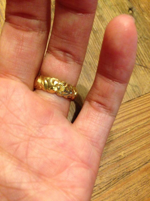 18金のイエローゴールドです。