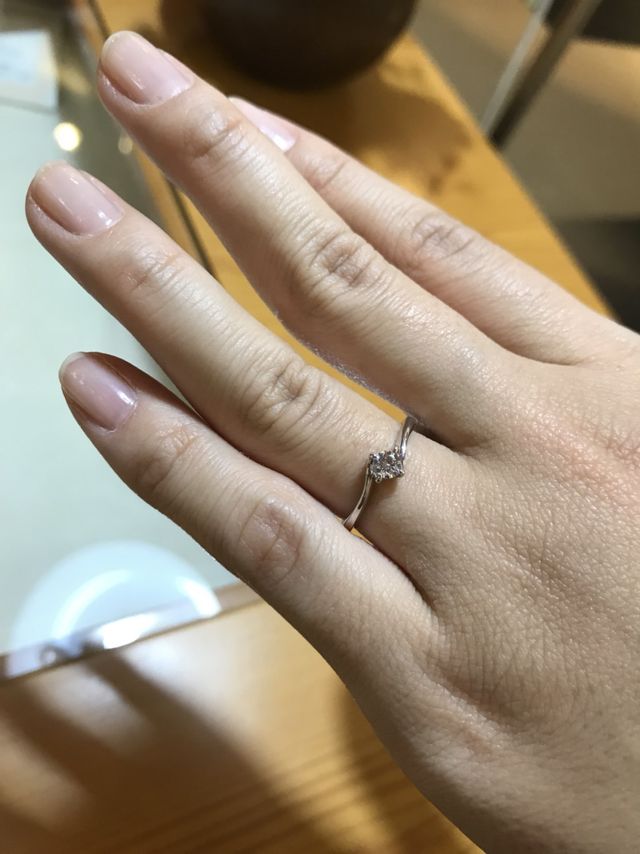 人気の形とのことで、試着してみました。