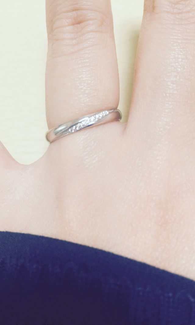 斜めに石が入っていて、華やかです。