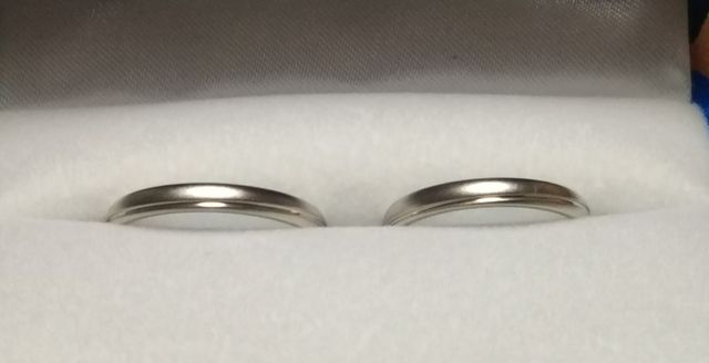 同じデザインで艶消し石なしのシンプルなものを探していました。