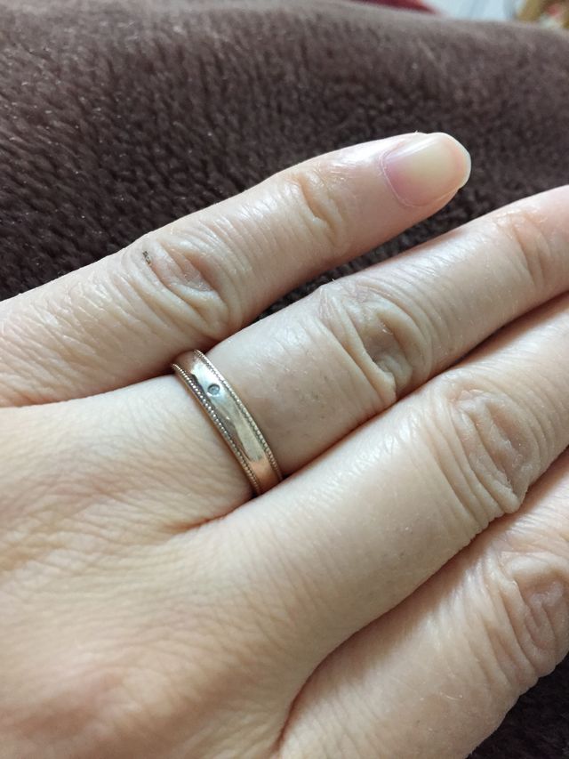 ピンクゴールドのダイヤの入った指輪です。