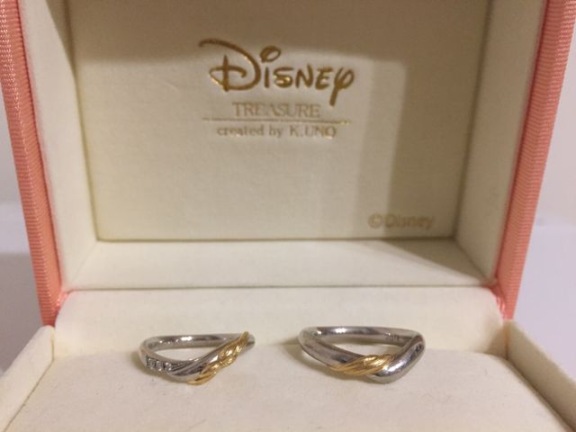 ペアで購入した結婚指輪。ラプンツェルをイメージしたデザイン。