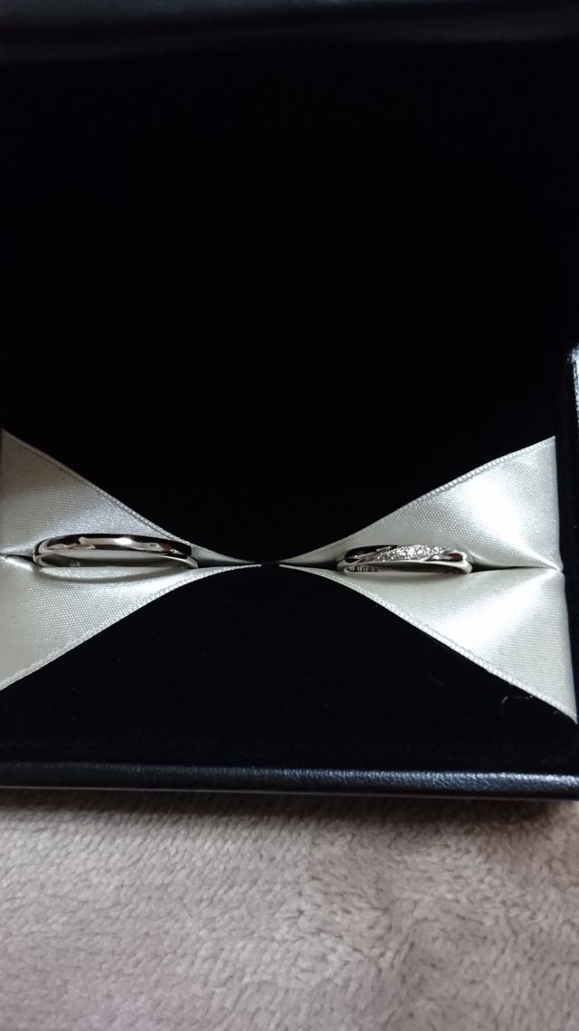 婚約指輪がなかったのでシンプルすぎないものです。