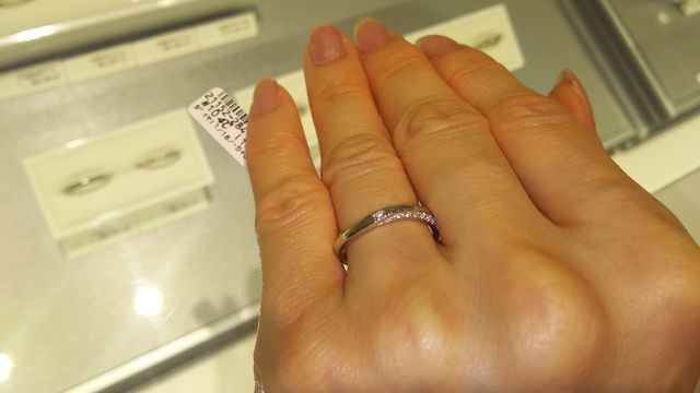 真ん中とサイドにダイヤモンドがキラキラ