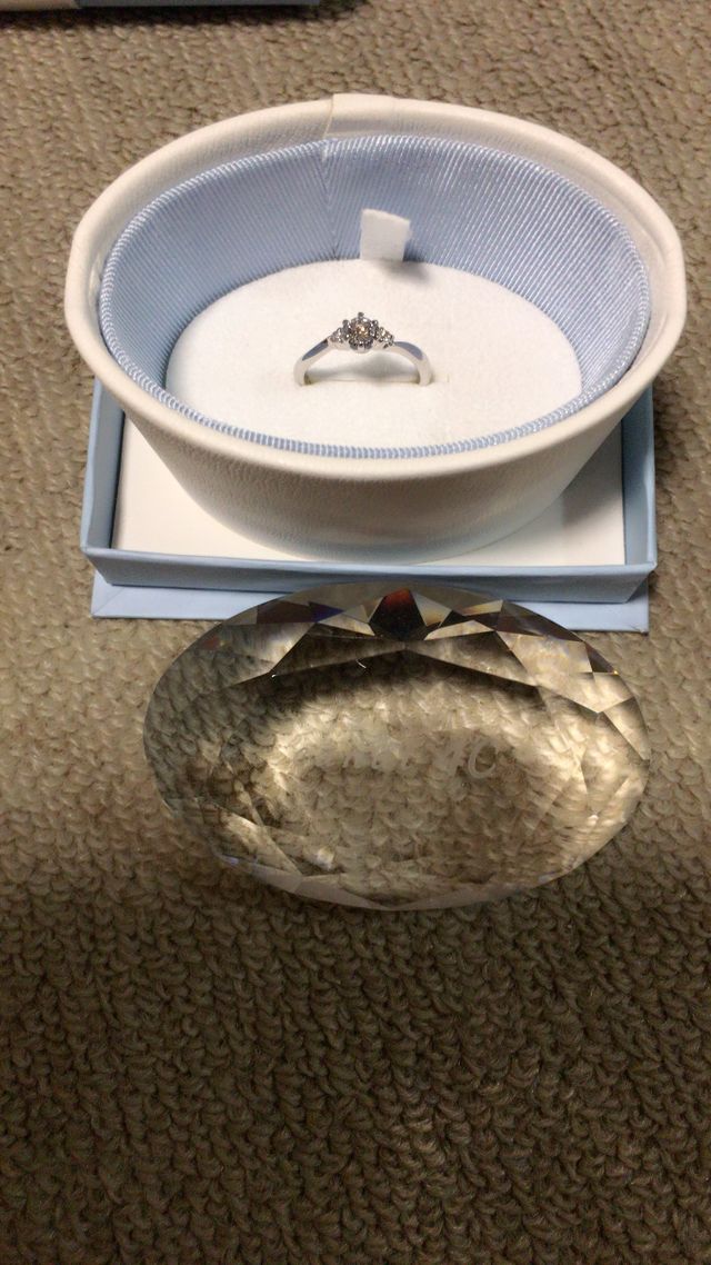 ダイアがハート型にカットされてる婚約指輪。