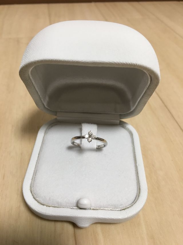 お花の形をかたどったデザインのリング