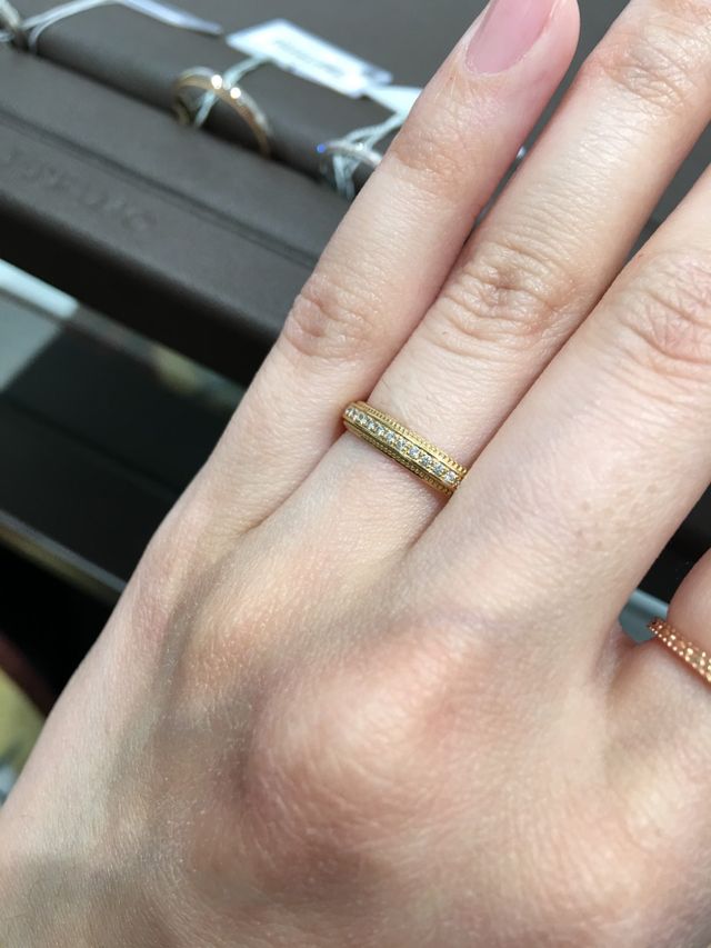 センターにダイヤが並んでいて、とってもキラキラしています。