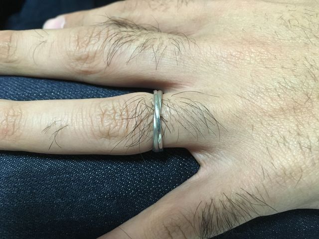 指輪をつけた状態です。指に合っていて、気に入っています。
