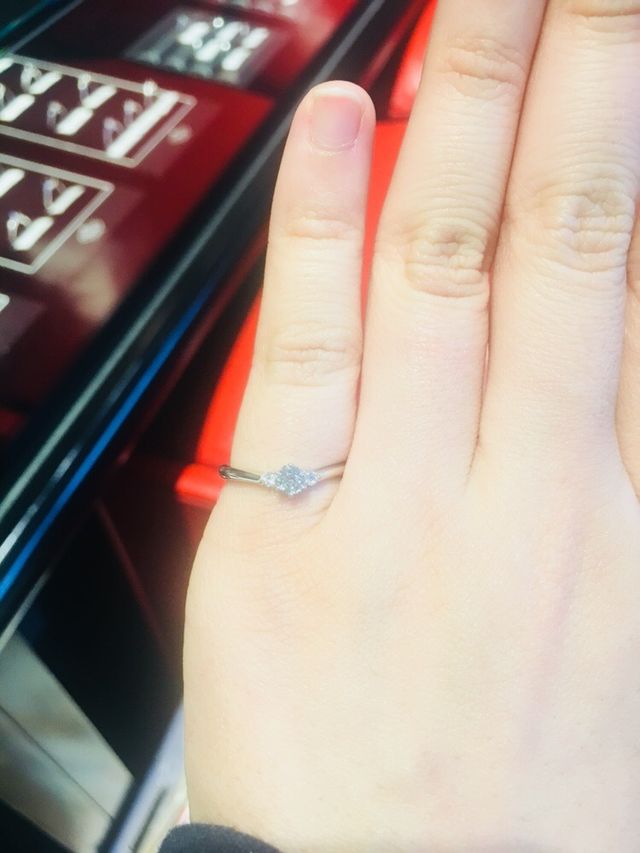 Vライン且つメレダイヤで華やかな印象