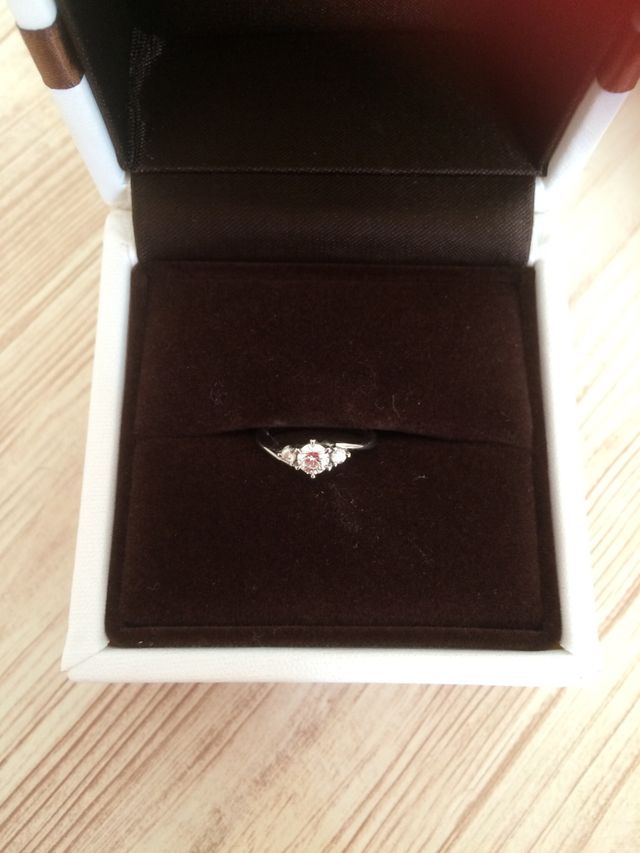 華やかで繊細なデザインです。