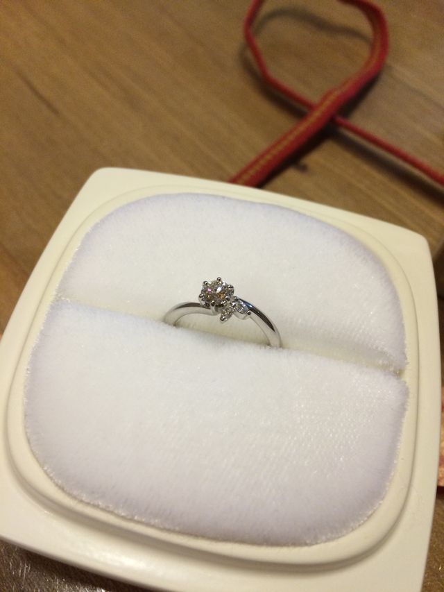 俄で購入してもらいました。ダイヤがすごく上品です。