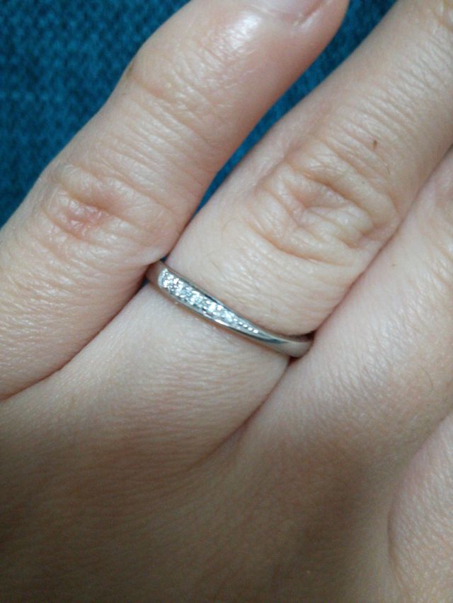 小さいダイヤモンドがきれいな結婚指輪