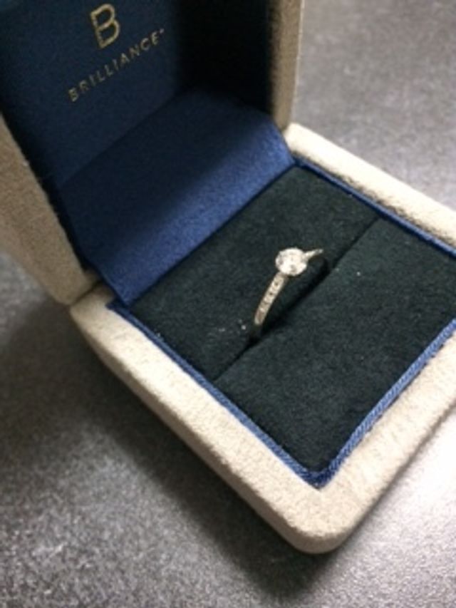 左側から見るとダイヤに光が当たってきれいです。