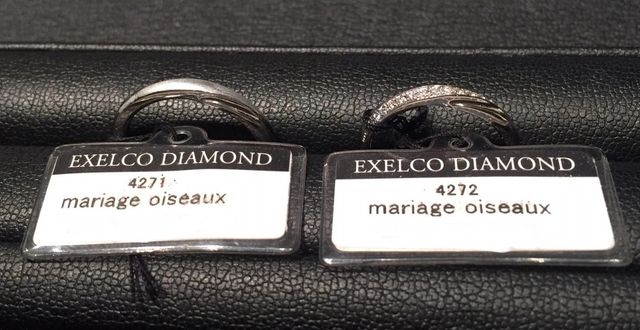 ストレートの指輪ですがねじれのデザインが施されています。