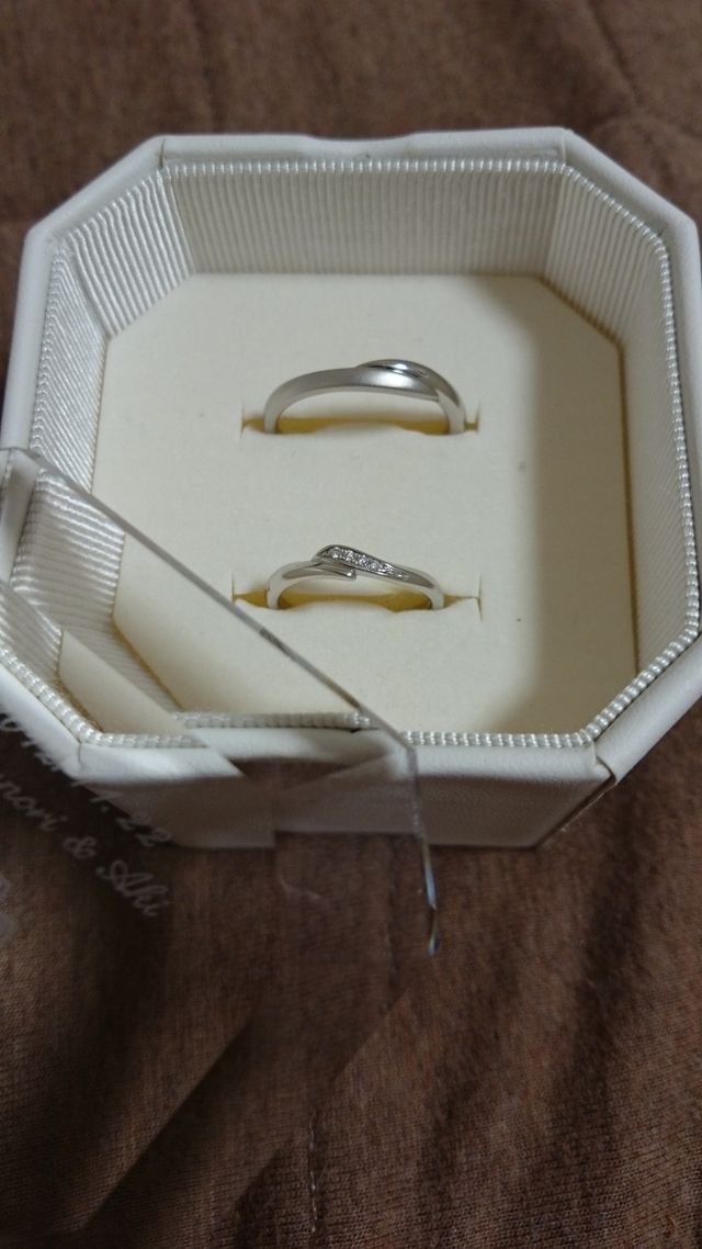 ジュエリーケースに収めたペアリング