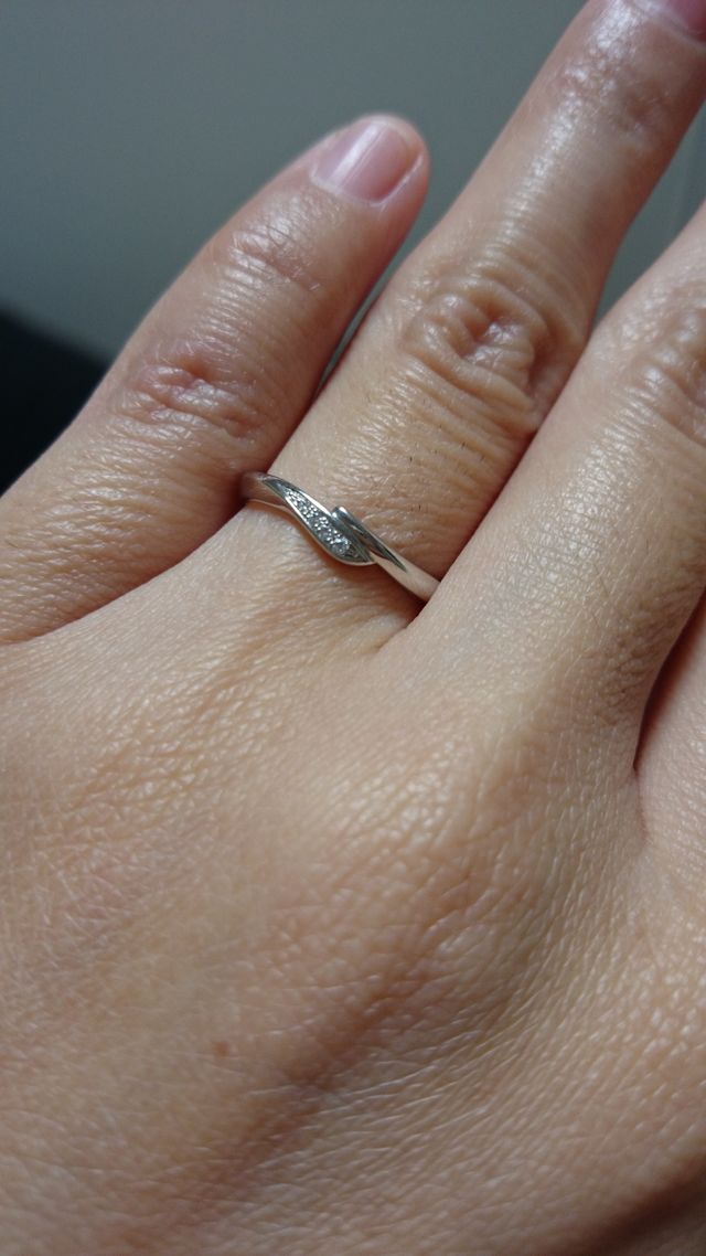 女性用はダイヤモンドが4つ並んだデザイン