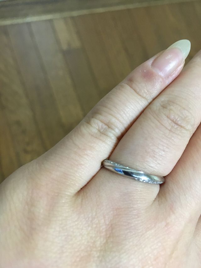 上下に小さいダイヤモンドが入ってます