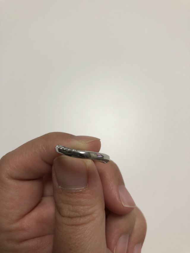 女性用です。上下捻じれの位置にダイアが6個ずつあります