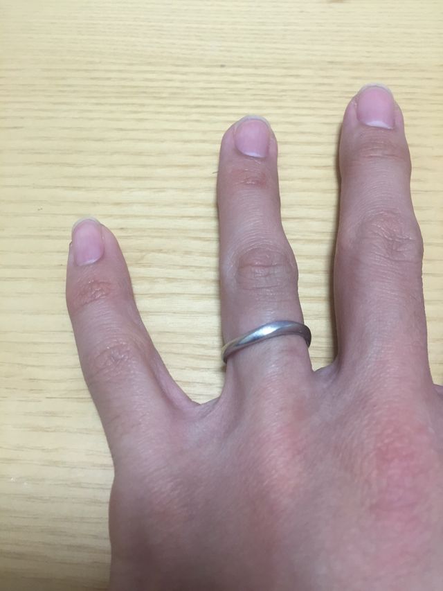 指輪を付けた写真です。