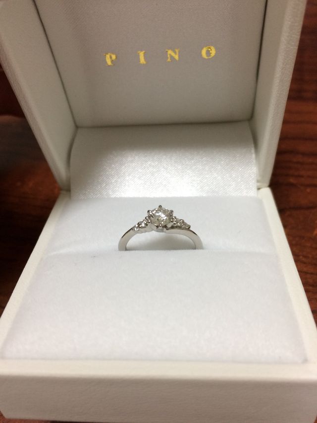 0.3カラット、両脇にダイヤが2石ずつついてます！