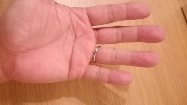 パイロットの結婚指輪です。細めにしてます。