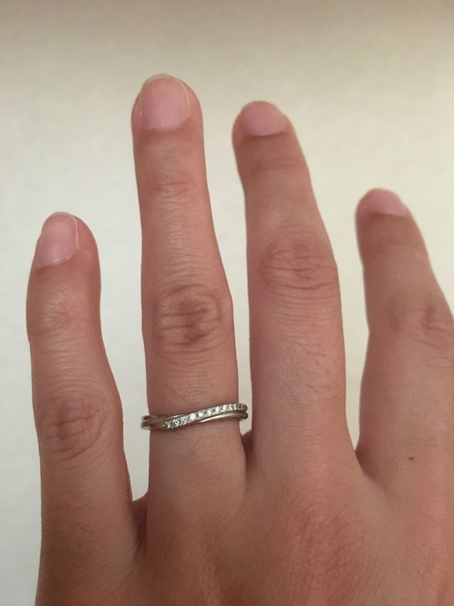 V字の形で指が綺麗に見えます！