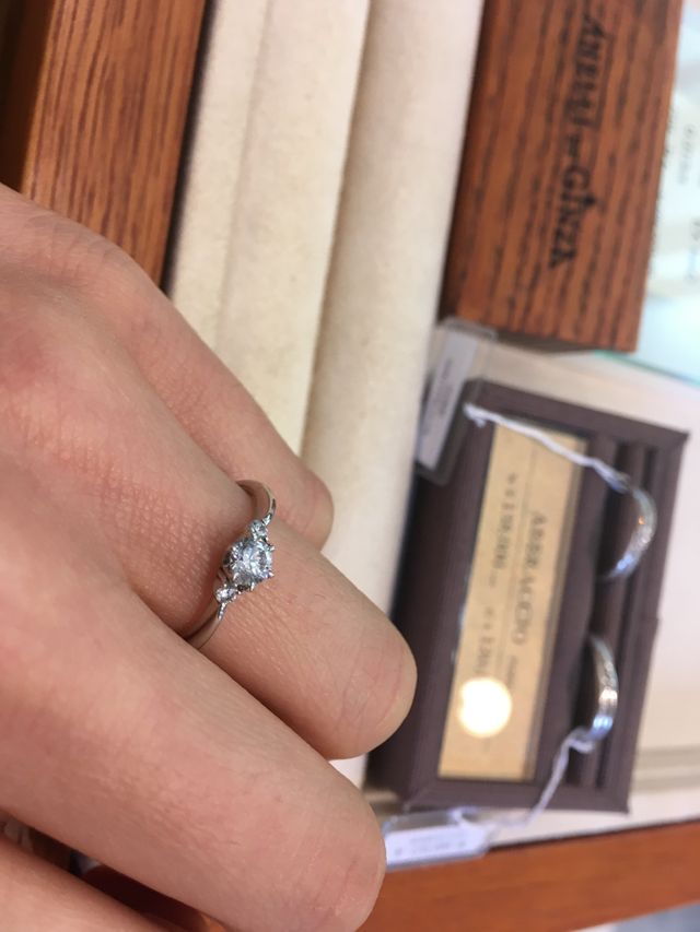 0.3カラット程のシンプルなデザインのエンゲージリング