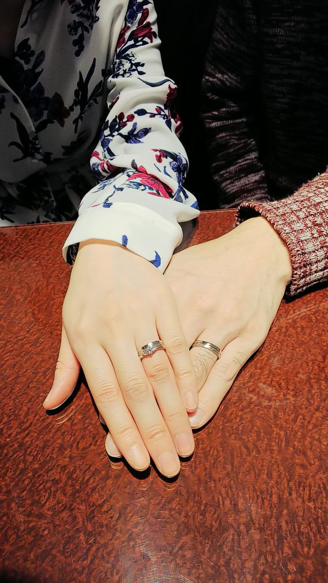二人で。女性は結婚指輪+婚約指輪