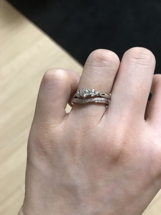 上は婚約指輪、下は結婚指輪です。