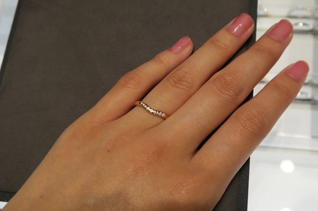 9石のダイアモンドが輝くウェディングバンド。