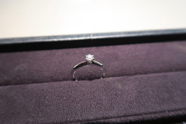 輝きがまぶしいティファニーセッティング。