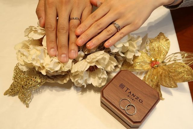 婚約指輪との重ね付け。ケースの上には入籍指輪。