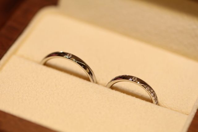 ミル打ちでラインを入れ、寄り添う猫のシルエットを入れました。