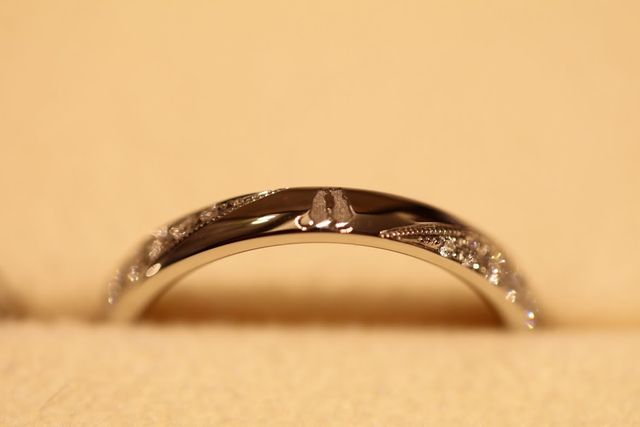 新婦用には脇にメレダイヤ５石ずつ入れました。