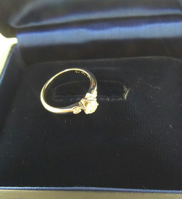 真ん中に大きなダイヤ、両サイドに小さめのダイヤ