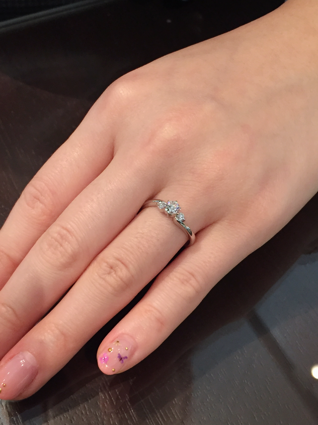 ロイヤルアッシャーの婚約指輪です。