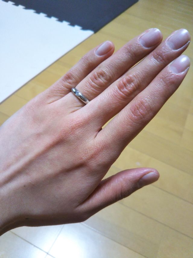 女性用のみセンターにダイヤが一つ入っています。