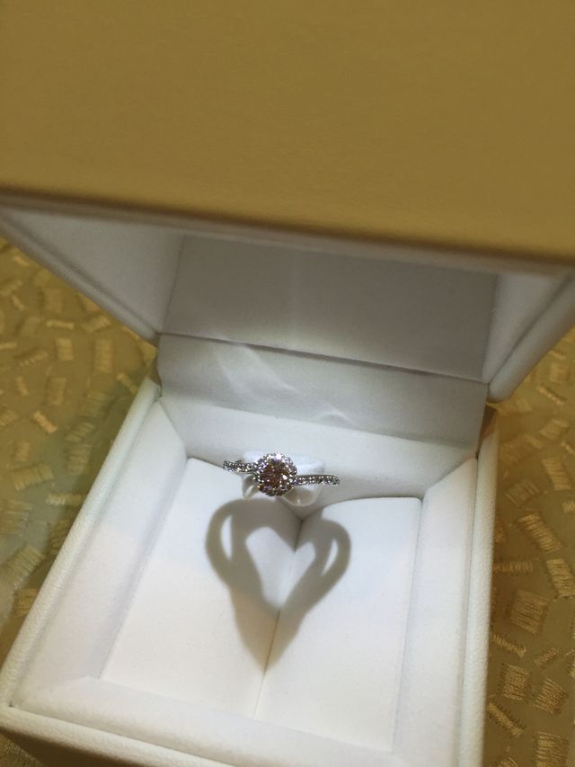 リングケースは、ハート型の影ができるようになっている