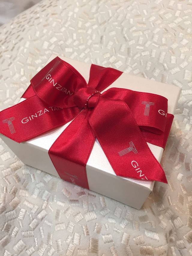 ラッピングは真っ赤なリボン