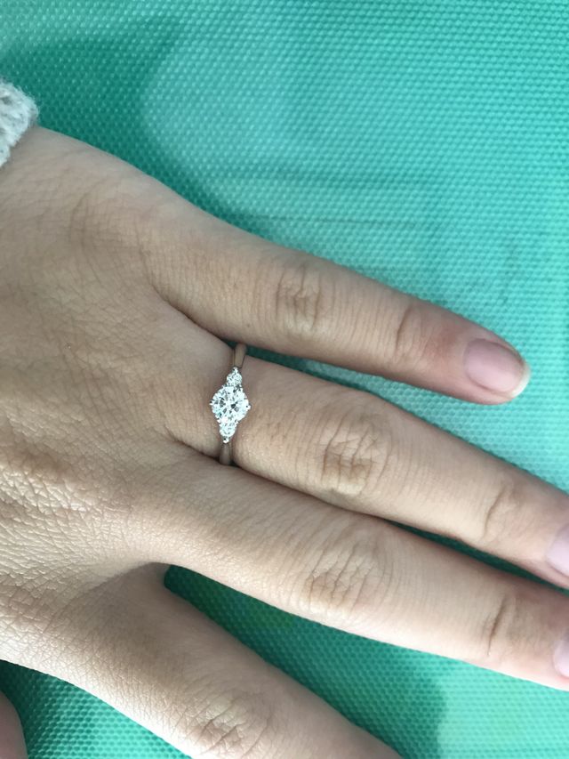 正面から撮影しています。0.43カラット、8号です。