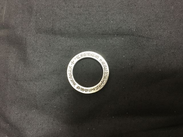 クロムハーツならではの模様が入っており、可愛いです。